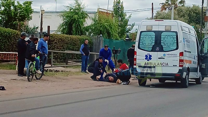 Grave accidente: Un ciclista fue embestido por un auto y terminó hospitalizado